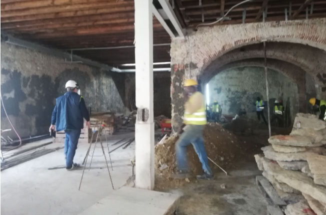 Técnico a acompanhar os trabalhos no interior de uma obra